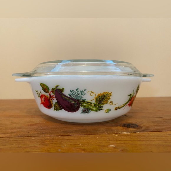 JAJ PYREX dish with lid - Picture 1 of 5
